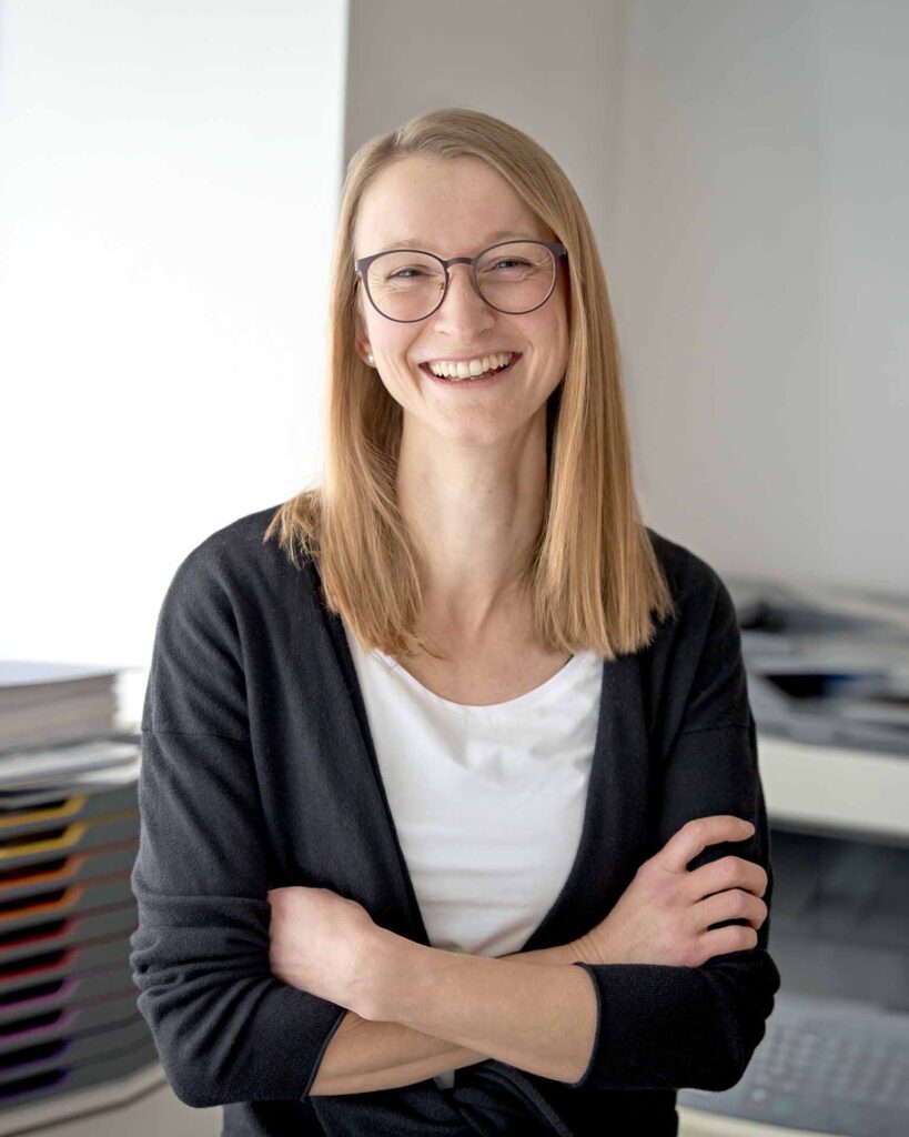 Loni leitet unseren Empfang und die Verwaltung